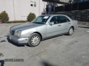 ✅ 1998 Mercedes-Benz E 320 • VIN: WDBJF65F0WA679546 • Lot: 43765700. Wystawiony na IAAI z przebiegiem 177 810 mil. Bezpłatny archiwum sprzedaży aukcyjnych z USA i szczegółowy raport historii pojazdu na DreamBid. Zdjęcie 2.