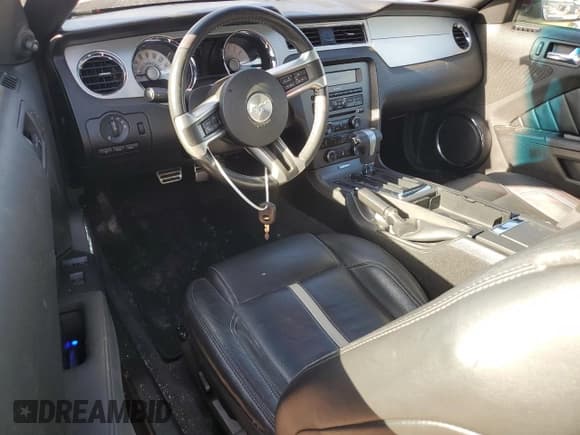 ✅ 2011 Ford Mustang GT Premium • VIN: 1ZVBP8FF4B5159976 • Lot: 85554565. Wystawiony na Copart z przebiegiem 98 163 mil. Bezpłatny archiwum sprzedaży aukcyjnych z USA i szczegółowy raport historii pojazdu na DreamBid. Zdjęcie 8.