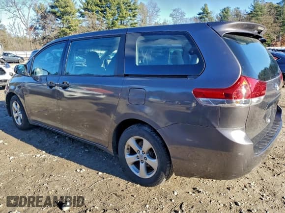 ✅ 2011 Toyota Sienna • VIN: 5TDZK3DC8BS012226 • Лот: 93187155. Опубликован ранее на Copart с пробегом 168 659 миль. Бесплатный доступ к архиву аукционных продаж из США и подробный отчёт об истории автомобиля на DreamBid. Изображение 2.