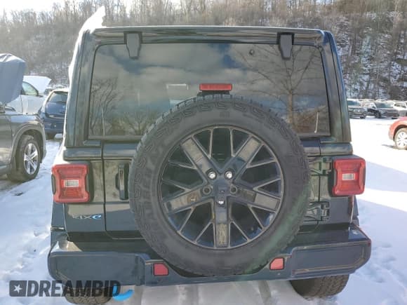 ✅ 2024 Jeep Wrangler High Altitude • VIN: 1C4RJXU62RW115897 • Lot: 42583395. Wystawiony na Copart z przebiegiem 18 054 mil. Bezpłatny archiwum sprzedaży aukcyjnych z USA i szczegółowy raport historii pojazdu na DreamBid. Zdjęcie 6.