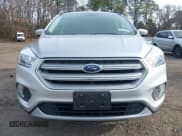 ✅ 2018 Ford Escape SE • VIN: 1FMCU9GD8JUB93096 • Lot: 43889141. Wystawiony na IAAI z przebiegiem 52 535 mil. Bezpłatny archiwum sprzedaży aukcyjnych z USA i szczegółowy raport historii pojazdu na DreamBid. Zdjęcie 6.