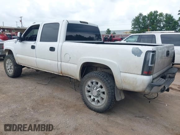 ✅ 2006 Chevrolet Silverado 2500HD LT3 • VIN: 1GCHK23D86F237137 • Lot: 42654117. Wystawiony na IAAI z przebiegiem Nie podano. Bezpłatny archiwum sprzedaży aukcyjnych z USA i szczegółowy raport historii pojazdu na DreamBid. Zdjęcie 3.