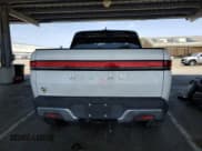 ✅ 2023 Rivian R1T Adventure • VIN: 7FCTGAAA6PN000503 • Lot: 60748495. Wystawiony na Copart z przebiegiem 27 291 mil. Bezpłatny archiwum sprzedaży aukcyjnych z USA i szczegółowy raport historii pojazdu na DreamBid. Zdjęcie 6.