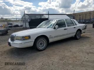 ✅ 1997 Lincoln Town Car Executive • VIN: 1LNLM81W5VY654645 • Lot: 71187815. Wystawiony na Copart z przebiegiem 202 132 mil. Bezpłatny archiwum sprzedaży aukcyjnych z USA i szczegółowy raport historii pojazdu na DreamBid. Zdjęcie 1.