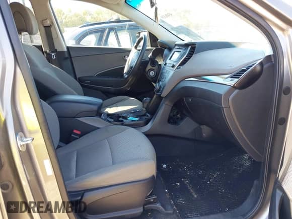 2018 Hyundai Santa Fe 2.4L z VIN 5XYZT3LB7JG556833, wystawiony jako IAAI lot #43456339 z przebiegiem 153 359 mil mil oraz . Historia ofert i sprzedaży dostępna na DreamBid. Obrazek 5.