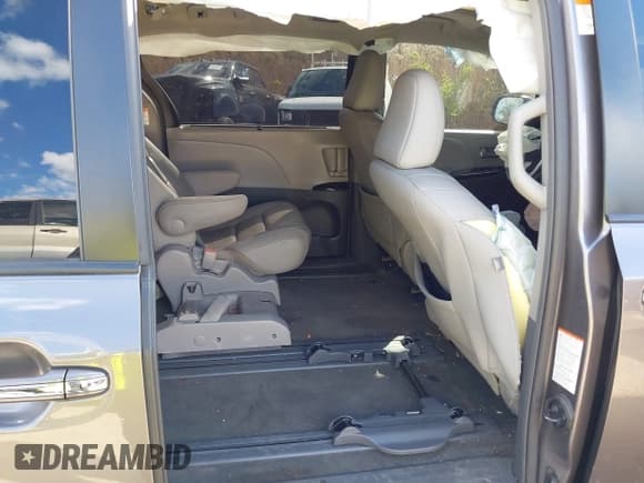 ✅ 2017 Toyota Sienna XLE Auto Access Seat • VIN: 5TDYZ3DC0HS816861 • Lot: 42040429. Listed on IAAI with 117,247 mi. Free auction sales archive from the USA and detailed vehicle history report at DreamBid. Image 8.