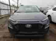 2020 Hyundai Kona SE z VIN KM8K12AA5LU467559, wystawiony jako Copart lot #38647103 z przebiegiem 63 430 mil mil oraz . Historia ofert i sprzedaży dostępna na DreamBid. Obrazek 5.