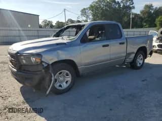 2023 Ram 1500 Tradesman z VIN 1C6RRFCG5PN619433, wystawiony jako Copart lot #70200855 z przebiegiem Nie podano mil oraz Szkoda całkowita • Salvage title. Historia ofert i sprzedaży dostępna na DreamBid. Obrazek 1.