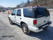 ✅ 2001 Chevrolet Blazer LT • VIN: 1GNDT13W412135669 • Lot: 41794757. Wystawiony na IAAI z przebiegiem 302 780 mil. Bezpłatny archiwum sprzedaży aukcyjnych z USA i szczegółowy raport historii pojazdu na DreamBid. Zdjęcie 3.