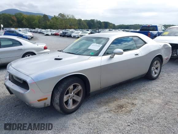 2010 Dodge Challenger SE z VIN 2B3CJ4DV9AH270088, wystawiony jako IAAI lot #43375338 z przebiegiem 139 412 mil mil oraz . Historia ofert i sprzedaży dostępna na DreamBid. Obrazek 2.