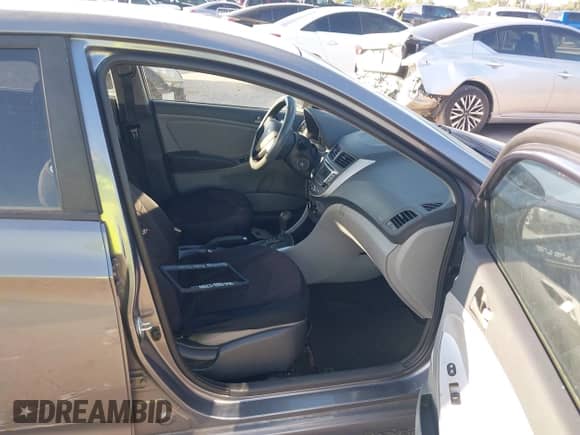 2017 Hyundai Accent SE z VIN KMHCT4AE2HU243959, wystawiony jako IAAI lot #43294716 z przebiegiem 139 935 mil mil oraz . Historia ofert i sprzedaży dostępna na DreamBid. Obrazek 5.