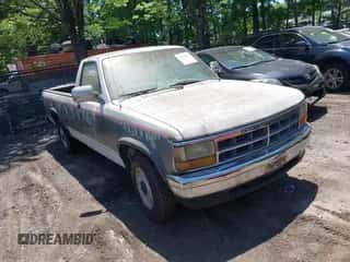 1992 Dodge Dakota S z VIN 1B7GL26X0NS547044, wystawiony jako IAAI lot #42285555 z przebiegiem 74 180 mil mil oraz . Historia ofert i sprzedaży dostępna na DreamBid. Obrazek 1.