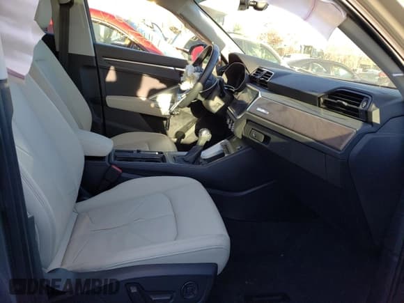 ✅ 2020 Audi Q3 Premium Plus • VIN: WA1BECF32L1106925 • Lot: 66995972. Wystawiony na Copart z przebiegiem 17 457 mil. Bezpłatny archiwum sprzedaży aukcyjnych z USA i szczegółowy raport historii pojazdu na DreamBid. Zdjęcie 5.