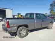 2006 Chevrolet Silverado 1500 LS z VIN 1GCEK19V96Z180314, wystawiony jako Copart lot #74316704 z przebiegiem 304 171 mil mil oraz Szkoda całkowita • Salvage title. Historia ofert i sprzedaży dostępna na DreamBid. Obrazek 3.