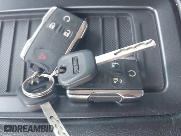 ✅ 2016 GMC Sierra 1500 Denali • VIN: 3GTU2PEJ1GG136598 • Lot: 43683592. Wystawiony na IAAI z przebiegiem 147 411 mil. Bezpłatny archiwum sprzedaży aukcyjnych z USA i szczegółowy raport historii pojazdu na DreamBid. Zdjęcie 11.