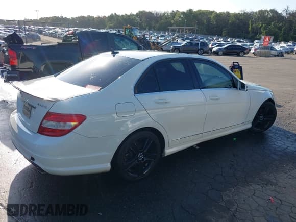✅ 2011 Mercedes-Benz C 300 Sport • VIN: WDDGF8BB4BR172224 • Lot: 42906782. Listed on IAAI with 170,150 mi. Free auction sales archive from the USA and detailed vehicle history report at DreamBid. Image 4.