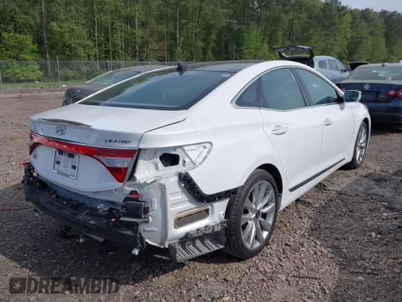 ✅ 2017 Hyundai Azera Limited • VIN: KMHFH4JG8HA591542 • Lot: 42020982. Wystawiony na IAAI z przebiegiem 75 174 mil mil. Skorzystaj z bezpłatnego archiwum sprzedaży aukcyjnych z USA i zobacz szczegółowy raport historii pojazdu na DreamBid. Zdjęcie 4.