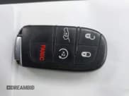 ✅ 2018 Jeep Grand Cherokee Altitude • VIN: 1C4RJFAG7JC465748 • Lot: 43276638. Wystawiony na IAAI z przebiegiem 83 848 mil. Bezpłatny archiwum sprzedaży aukcyjnych z USA i szczegółowy raport historii pojazdu na DreamBid. Zdjęcie 11.