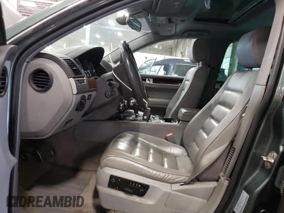 ✅ 2004 Volkswagen Touareg • VIN: WVGCM67L94D032492 • Lot: 72205044. Wystawiony na Copart z przebiegiem 98 482 mil. Bezpłatny archiwum sprzedaży aukcyjnych z USA i szczegółowy raport historii pojazdu na DreamBid. Zdjęcie 7.