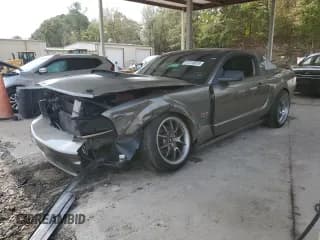 ✅ 2005 Ford Mustang GT Deluxe • VIN: 1ZVHT82H055109321 • Lot: 87310015. Wystawiony na Copart z przebiegiem Nie podano. Bezpłatny archiwum sprzedaży aukcyjnych z USA i szczegółowy raport historii pojazdu na DreamBid. Zdjęcie 1.