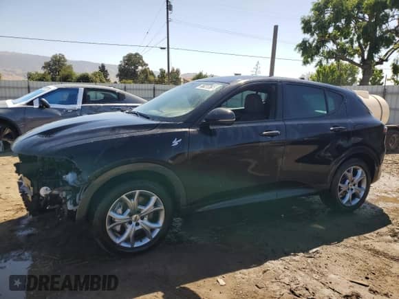 2024 Dodge Hornet R/T z VIN ZACPDFCW5R3A29675, wystawiony jako Copart lot #57140675 z przebiegiem 32 816 mil mil oraz Czysty tytuł • Clean title. Historia ofert i sprzedaży dostępna na DreamBid. Obrazek 1.