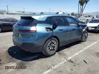 ✅ 2022 BMW iX xDrive50 • VIN: WB523CF07NCK56145 • Lot: 60202103. Wystawiony na Copart z przebiegiem 10 822 mil. Bezpłatny archiwum sprzedaży aukcyjnych z USA i szczegółowy raport historii pojazdu na DreamBid. Zdjęcie 3.