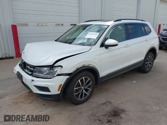 ✅ 2020 Volkswagen Tiguan SE • VIN: 3VV2B7AX2LM006165 • Lot: 43451353. Wystawiony na IAAI z przebiegiem 99 099 mil. Bezpłatny archiwum sprzedaży aukcyjnych z USA i szczegółowy raport historii pojazdu na DreamBid. Zdjęcie 2.
