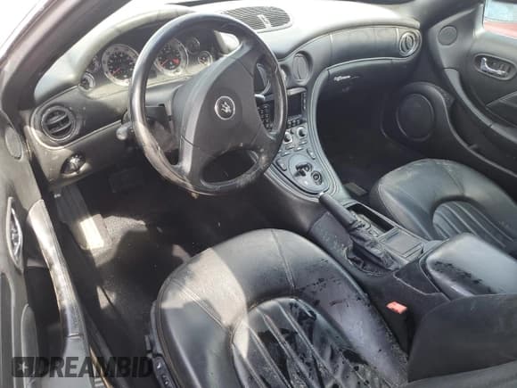 ✅ 2004 Maserati Spyder • VIN: ZAMBB18B000011264 • Lot: 74575784. Wystawiony na Copart z przebiegiem Nie podano. Bezpłatny archiwum sprzedaży aukcyjnych z USA i szczegółowy raport historii pojazdu na DreamBid. Zdjęcie 8.