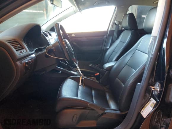 ✅ 2010 Volkswagen Jetta Limited Edition • VIN: 3VWAZ7AJXAM107563 • Лот: 68003905. Опубликован ранее на Copart с пробегом 158 616 миль. Бесплатный доступ к архиву аукционных продаж из США и подробный отчёт об истории автомобиля на DreamBid. Изображение 7.