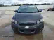 2014 Chevrolet Sonic LT z VIN 1G1JC5SHXE4200758, wystawiony jako Copart lot #65268585 z przebiegiem 136 698 mil mil oraz Nie do naprawy • Non repairable. Historia ofert i sprzedaży dostępna na DreamBid. Obrazek 5.