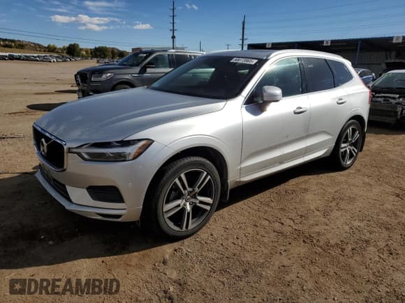 ✅ 2018 Volvo XC60 Momentum • VIN: LYV102RK3JB100845 • Lot: 90073965. Wystawiony na Copart z przebiegiem 58 828 mil. Bezpłatny archiwum sprzedaży aukcyjnych z USA i szczegółowy raport historii pojazdu na DreamBid. Zdjęcie 1.