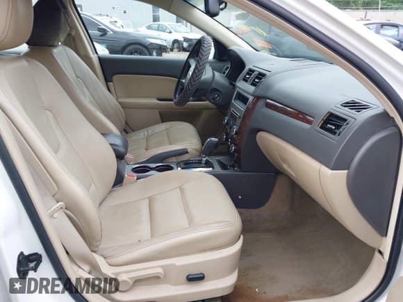 ✅ 2010 Ford Fusion SEL • VIN: 3FAHP0JAXAR136486 • Lot: 42438116. Wystawiony na IAAI z przebiegiem 122 959 mil. Bezpłatny archiwum sprzedaży aukcyjnych z USA i szczegółowy raport historii pojazdu na DreamBid. Zdjęcie 5.