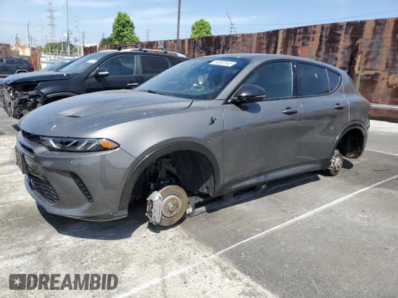 2024 Dodge Hornet R/T Plus z VIN ZACPDFDW8R3A09306, wystawiony jako Copart lot #54002945 z przebiegiem 11 694 mil mil oraz Szkoda całkowita • Salvage title. Historia ofert i sprzedaży dostępna na DreamBid. Obrazek 1.