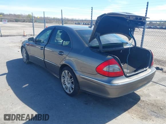 ✅ 2009 Mercedes-Benz E 320 • VIN: WDBUF22X39B368307 • Lot: 41636883. Wystawiony na IAAI z przebiegiem 267 685 mil. Bezpłatny archiwum sprzedaży aukcyjnych z USA i szczegółowy raport historii pojazdu na DreamBid. Zdjęcie 3.