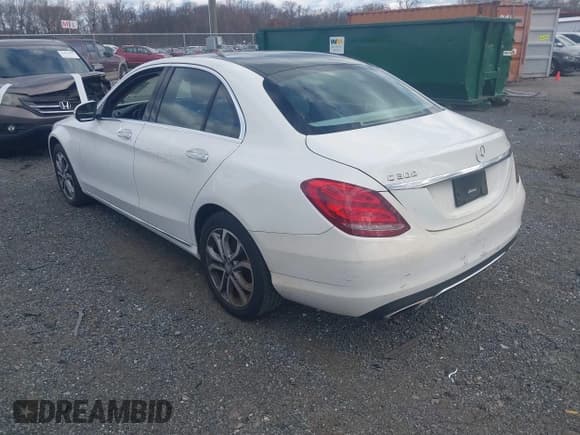✅ 2015 Mercedes-Benz C 300 Luxury • VIN: 55SWF4KB6FU062106 • Lot: 43695334. Wystawiony na IAAI z przebiegiem 123 378 mil. Bezpłatny archiwum sprzedaży aukcyjnych z USA i szczegółowy raport historii pojazdu na DreamBid. Zdjęcie 3.