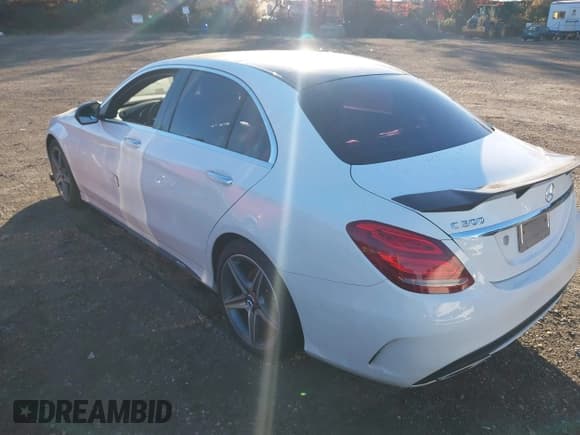 ✅ 2015 Mercedes-Benz C 300 • VIN: 55SWF4KB1FU034987 • Lot: 43615154. Wystawiony na IAAI z przebiegiem 110 395 mil. Bezpłatny archiwum sprzedaży aukcyjnych z USA i szczegółowy raport historii pojazdu na DreamBid. Zdjęcie 3.