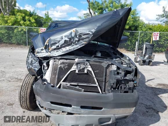 2005 Chevrolet Silverado 2500HD z VIN 1GCHC24295E245665, wystawiony jako IAAI lot #43454479 z przebiegiem 310 295 mil mil oraz . Historia ofert i sprzedaży dostępna na DreamBid. Obrazek 12.