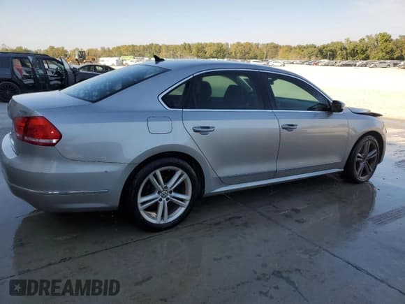 ✅ 2012 Volkswagen Passat SEL Premium • VIN: 1VWCN7A32CC053931 • Лот: 86692985. Опубликован ранее на Copart с пробегом 150 407 миль. Бесплатный доступ к архиву аукционных продаж из США и подробный отчёт об истории автомобиля на DreamBid. Изображение 3.