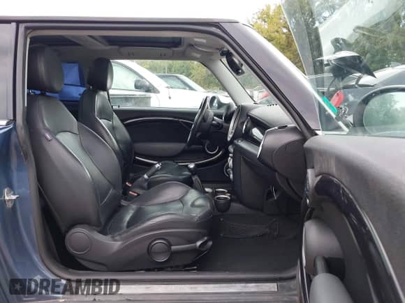 2009 MINI Hardtop with VIN WMWMF33529TU73545, listed as a IAAI auction lot 43381138 with 126,704 mi miles and . Bid and sale history available at DreamBid. Image 5.