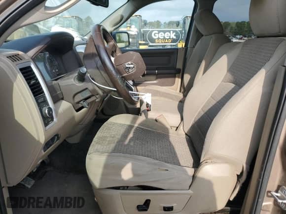 2010 Dodge 1500 Laramie z VIN 1D7RV1GT0AS183037, wystawiony jako Copart lot #51222285 z przebiegiem 214 355 mil mil oraz Szkoda całkowita • Salvage title. Historia ofert i sprzedaży dostępna na DreamBid. Obrazek 7.