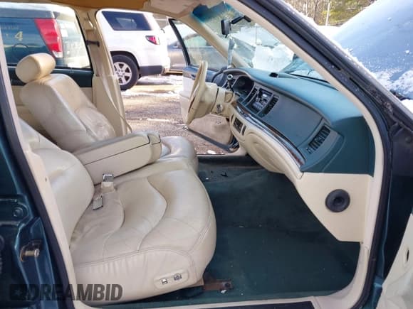 ✅ 1995 Lincoln Town Car Signature • VIN: 1LNLM82WXSY688851 • Lot: 43829532. Listed on IAAI with 190,300 mi. Free auction sales archive from the USA and detailed vehicle history report at DreamBid. Image 5.