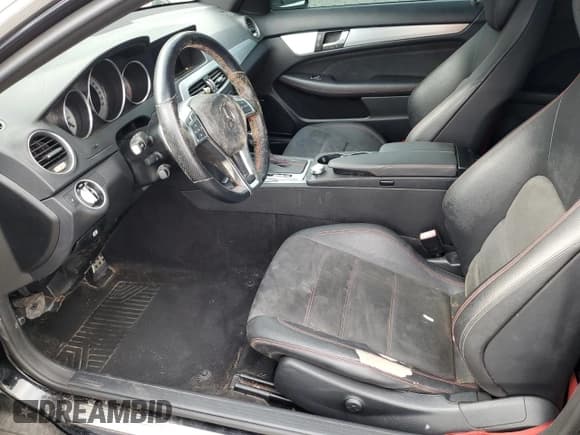 ✅ 2014 Mercedes-Benz C 250 • VIN: WDDGJ4HB3EG272636 • Lot: 84961295. Wystawiony na Copart z przebiegiem Nie podano. Bezpłatny archiwum sprzedaży aukcyjnych z USA i szczegółowy raport historii pojazdu na DreamBid. Zdjęcie 7.