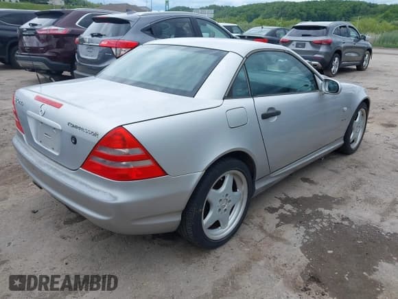 ✅ 1999 Mercedes-Benz SLK 230/320 • VIN: WDBKK47F0XF100495 • Lot: 42330438. Listed on IAAI with 114,479 mi. Free auction sales archive from the USA and detailed vehicle history report at DreamBid. Image 4.