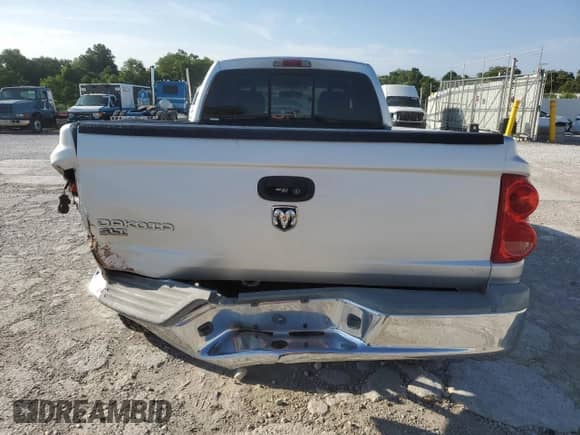 2005 Dodge Dakota SLT с VIN 1D7HW42K35S305792, выставлен на аукционе Copart как лот 63287344 с пробегом 97 440 миль миль и Списание • Salvage title. История ставок и продаж доступна на DreamBid. Изображение 6.