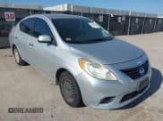 ✅ 2013 Nissan Versa S • VIN: 3N1CN7AP9DL848893 • Lot: 42856506. Wystawiony na IAAI z przebiegiem 156 240 mil. Bezpłatny archiwum sprzedaży aukcyjnych z USA i szczegółowy raport historii pojazdu na DreamBid. Zdjęcie 1.