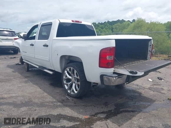 2010 Chevrolet Silverado 1500 LT z VIN 3GCRCSEA6AG170811, wystawiony jako IAAI lot #42697042 z przebiegiem 175 951 mil mil oraz . Historia ofert i sprzedaży dostępna na DreamBid. Obrazek 3.