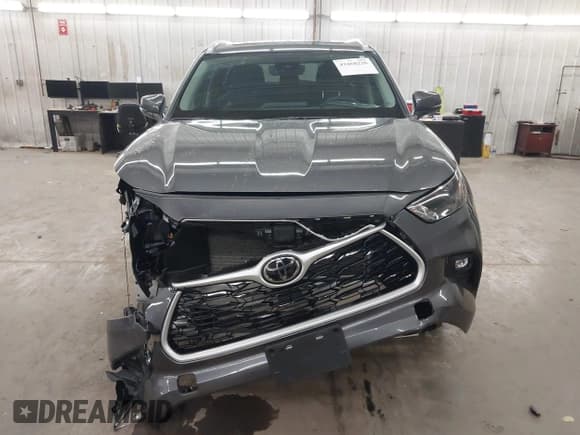 ✅ 2022 Toyota Highlander XLE • VIN: 5TDHZRBH5NS176062 • Lot: 43460226. Listed on IAAI with 25,732 mi. Free auction sales archive from the USA and detailed vehicle history report at DreamBid. Image 13.