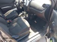 ✅ 2018 Nissan Versa SV • VIN: 3N1CN7AP4JL824576 • Lot: 42981175. Wystawiony na IAAI z przebiegiem 111 132 mil. Bezpłatny archiwum sprzedaży aukcyjnych z USA i szczegółowy raport historii pojazdu na DreamBid. Zdjęcie 5.