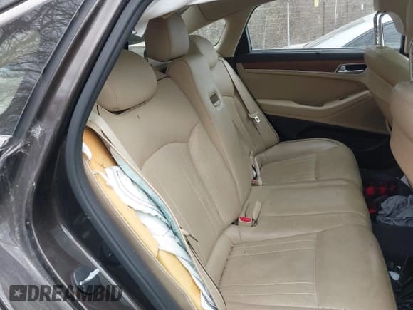 ✅ 2016 Hyundai Genesis 3.8L • VIN: KMHGN4JE9GU110867 • Lot: 41729504. Wystawiony na IAAI z przebiegiem 126 247 mil. Bezpłatny archiwum sprzedaży aukcyjnych z USA i szczegółowy raport historii pojazdu na DreamBid. Zdjęcie 8.