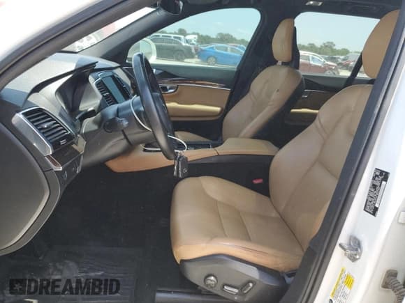 ✅ 2017 Volvo XC90 Momentum • VIN: YV4A22PK5H1186896 • Lot: 65469155. Wystawiony na Copart z przebiegiem 208 634 mil. Bezpłatny archiwum sprzedaży aukcyjnych z USA i szczegółowy raport historii pojazdu na DreamBid. Zdjęcie 7.